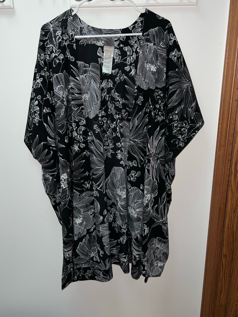 Chico’s Black & White Floral Kimono Cardigan size S/M